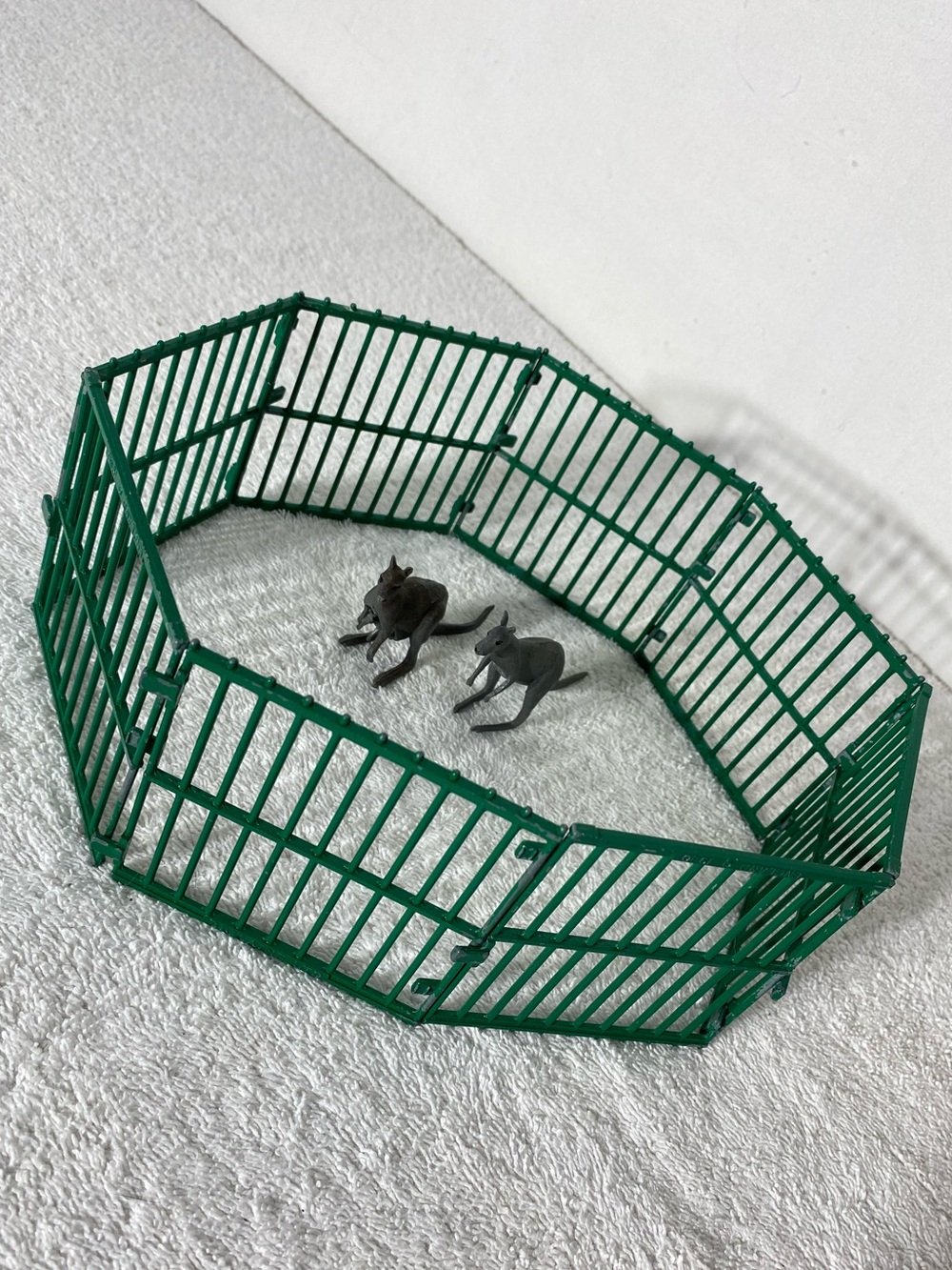 Vintage Britains Ltd 1980 Green Plastic Zoo Enclosure W Kangaroos & Joey 11Pcs